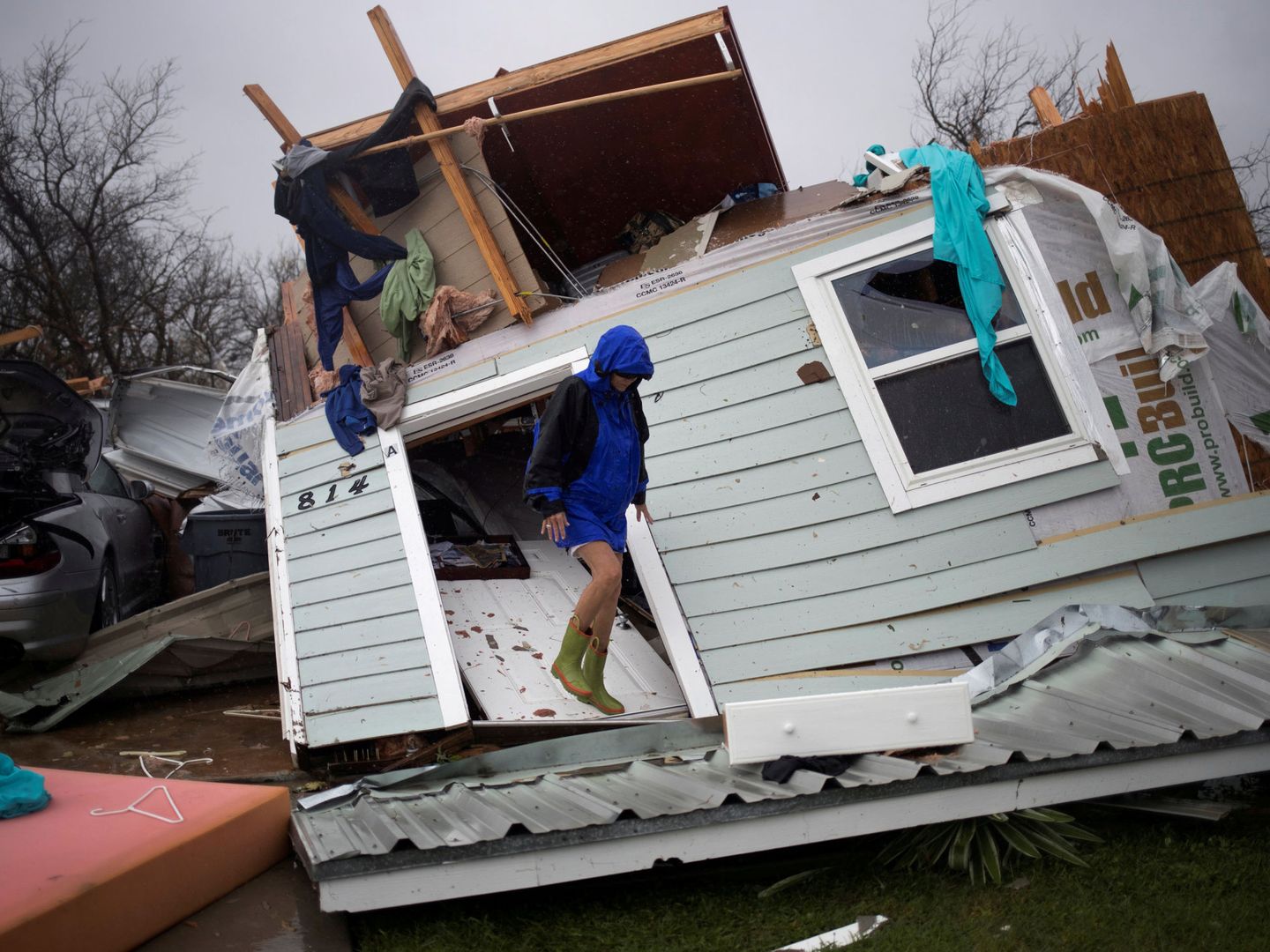 Barbara Koster camina sobre la puerta de entrada de su casa, devastada tras el paso del huracán Harvey. (Reuters)