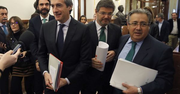 Foto: El ministro de Fomento, Íñigo de la Serna, a su llegada al Congreso. (EFE)