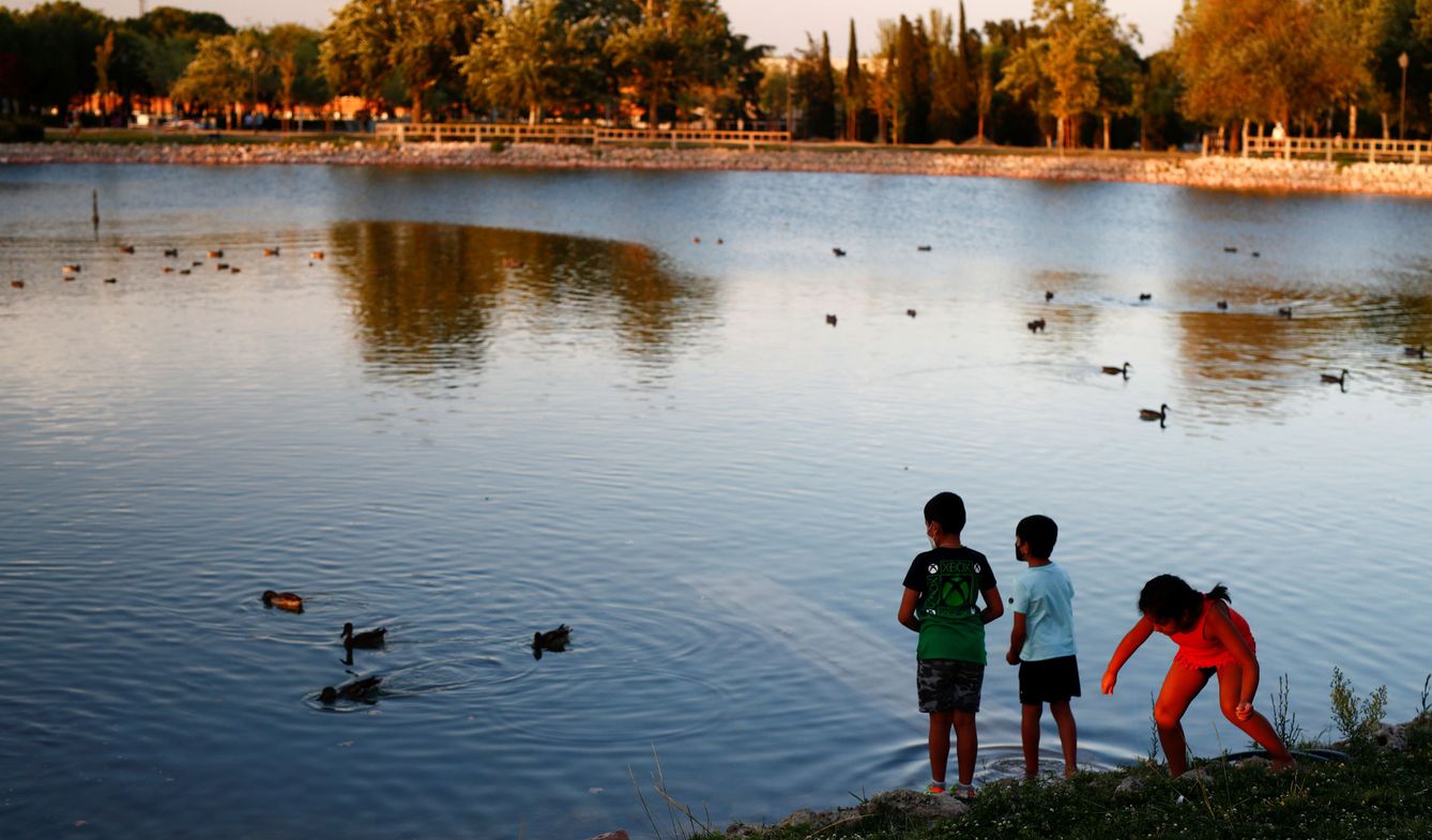 Varios niños jugando en el parque de Las Cruces de Madrid en plena pandemia (Reuters)
