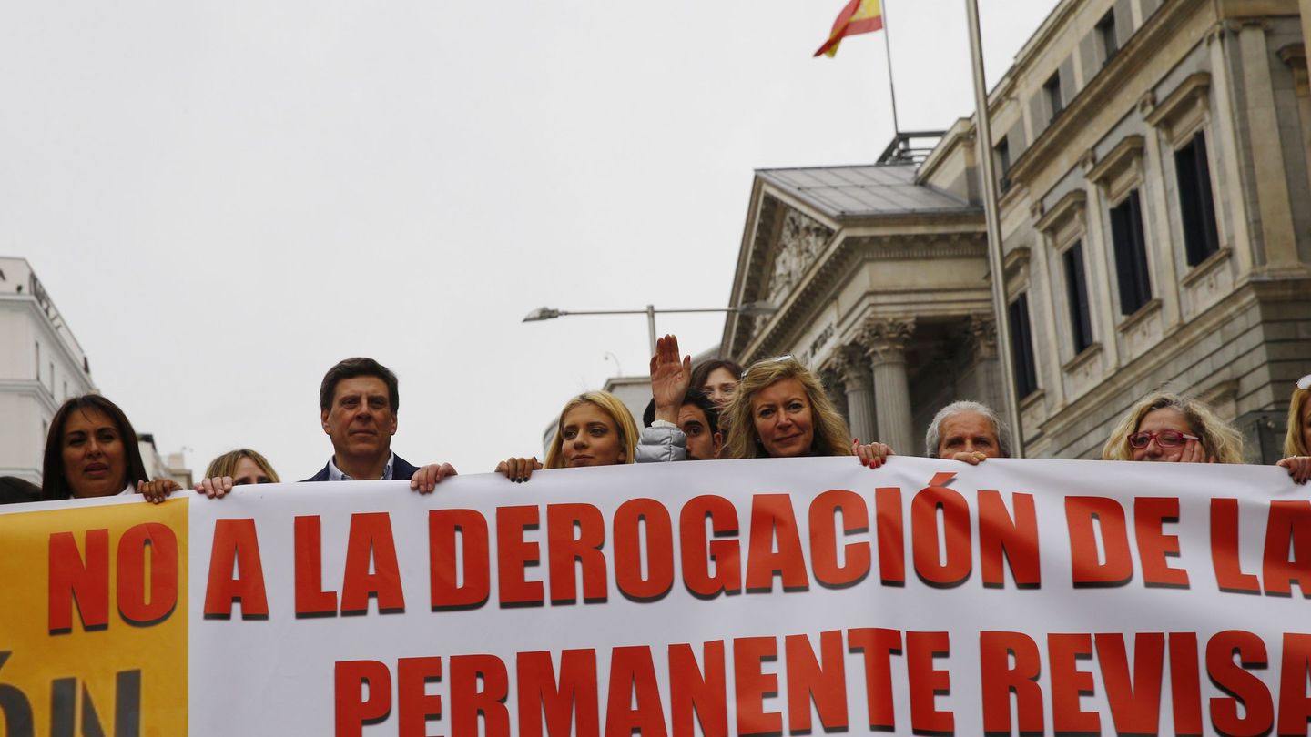 Juan Carlos Quer (2i) y Diana López Pinel (3d) y Valeria (3i), en una manifestación a favor de la prisión permanente revisable. (EFE)