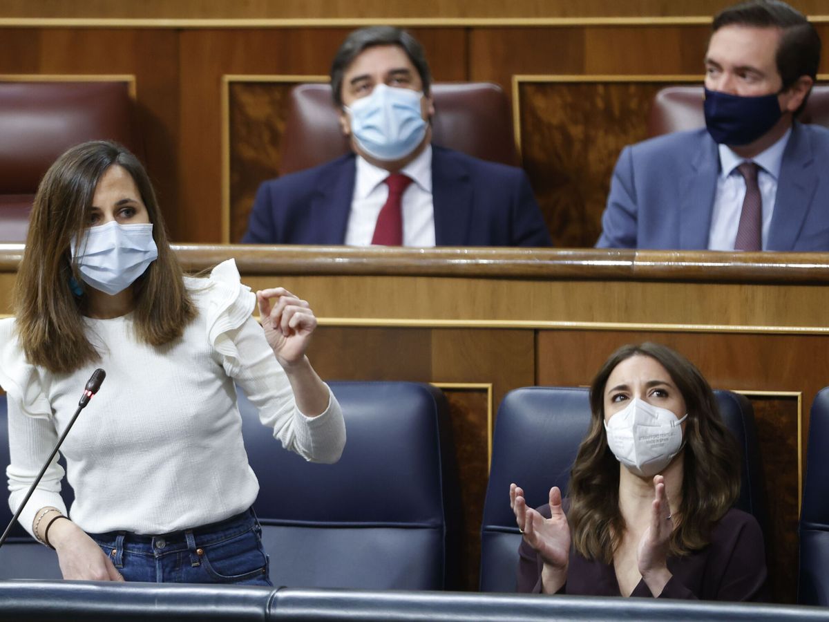 Foto: La ministra de Derechos Sociales, Ione Belarra (i), interviene en la sesión de control al Gobierno este miércoles en el Congreso de los Diputados. (EFE/Mariscal)