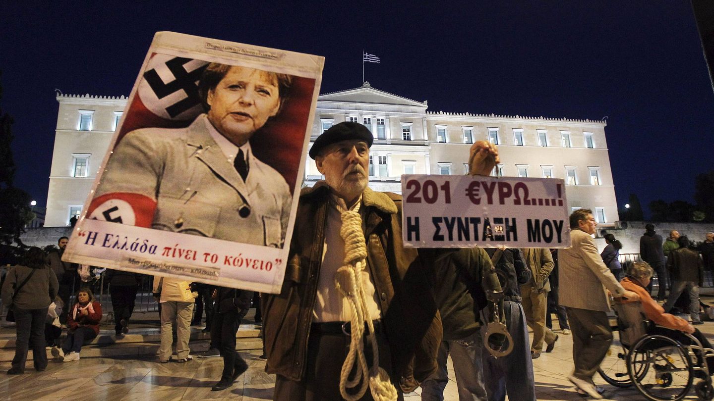 Un manifestante ante el Parlamento griego muestra a Merkel caracterizada como nazi. (Reuters)