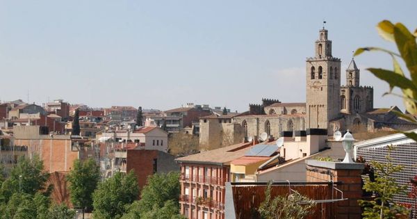 Foto: Vista de la ciudad y el Monasterio de Sant Cugat del Vallès. (Álvaro Jaramillo, Wikipedia)