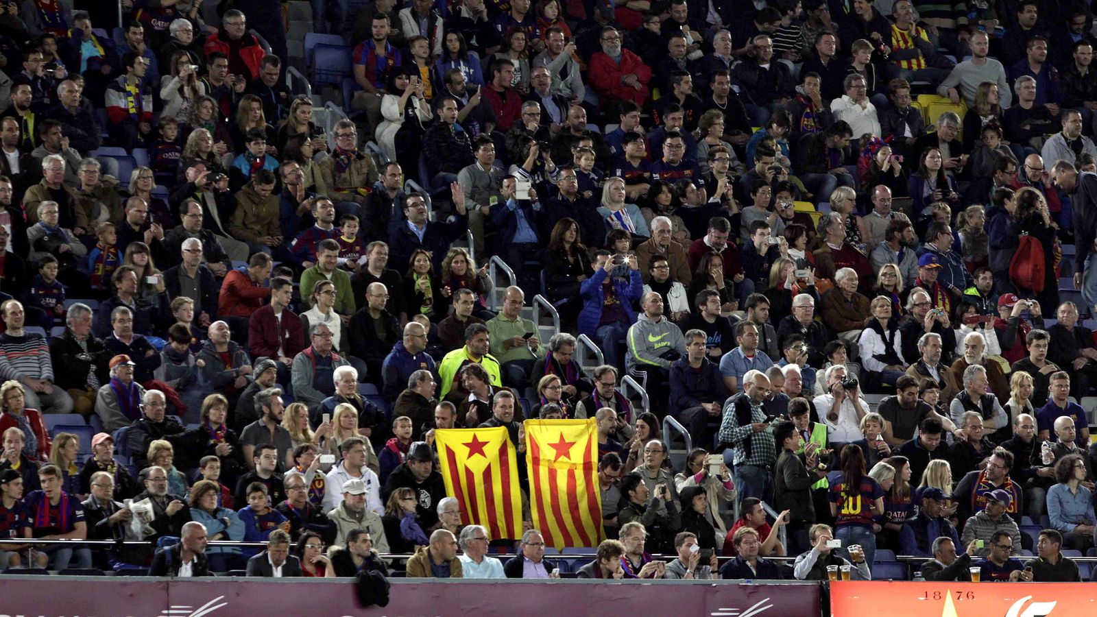 Foto: Aficionados muestran banderas esteladas en el partido entre Barcelona y Eibar (Efe)