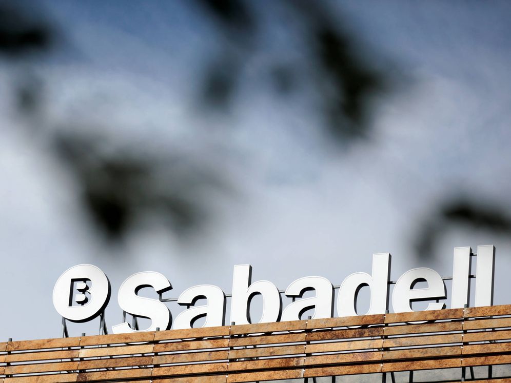 Foto: Logo del banco Sabadell en su sede en Madrid. (Reuters)