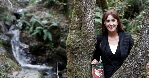 Foto: Dolores Redondo, en el Valle del Baztán, con su nueva novela, 'La cara norte del corazón'. (Jesús Diges / EFE)