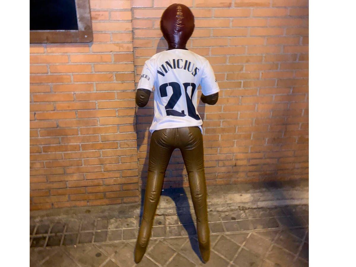 Foto: Muñeco con la camiseta de Vinícius que fue colgado en un puente cercano a la Ciudad Deportiva del Real Madrid. (EC)