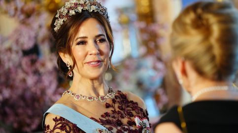 La tiara de rubíes y un vestido remodelado con encaje: Mary de Dinamarca, regia en la cena de gala en Suecia