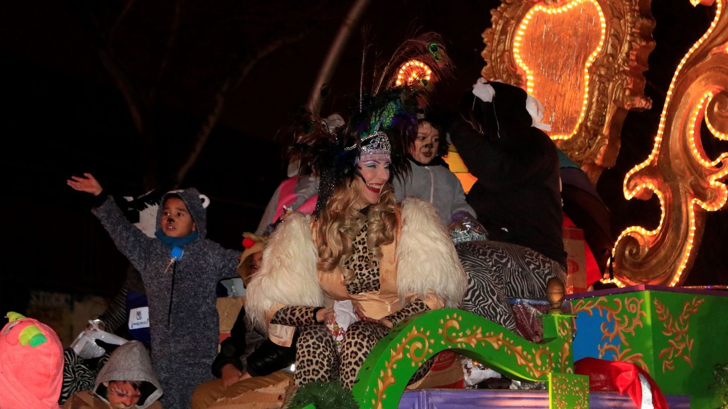 La artista Roma Calderón en la carroza del Orgullo Vallekano durante la cabalgata de Reyes. (EFE)