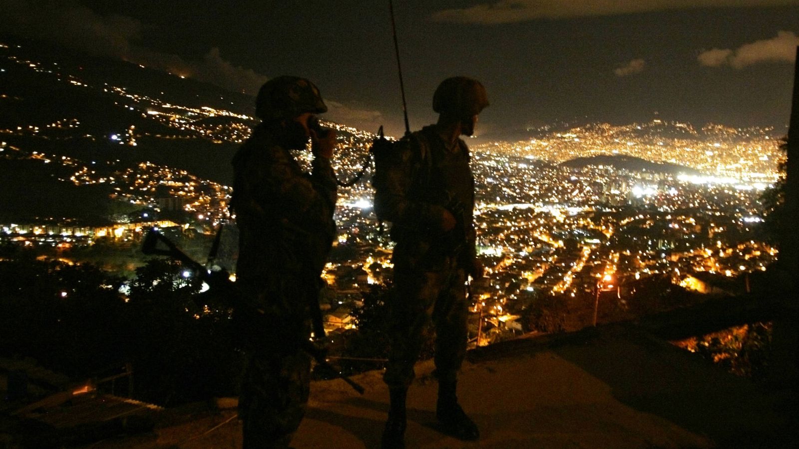 Foto: Soldados colombianos patrullan un barrio de chabolas en Medellín, en 2009 (Reuters)