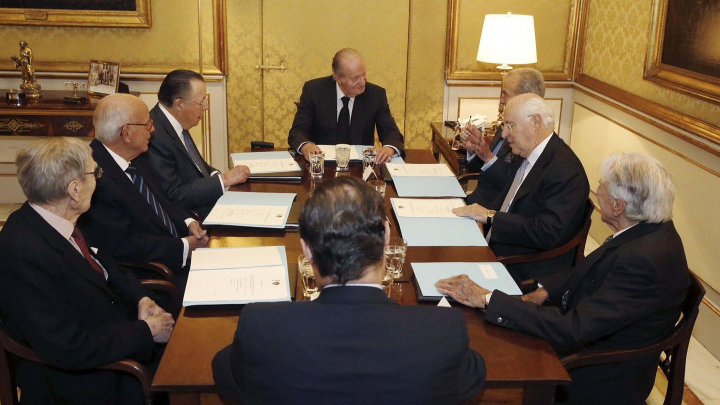 El rey Juan Carlos, en una reunión de Fondena en su despacho del Palacio Real. (EFE)