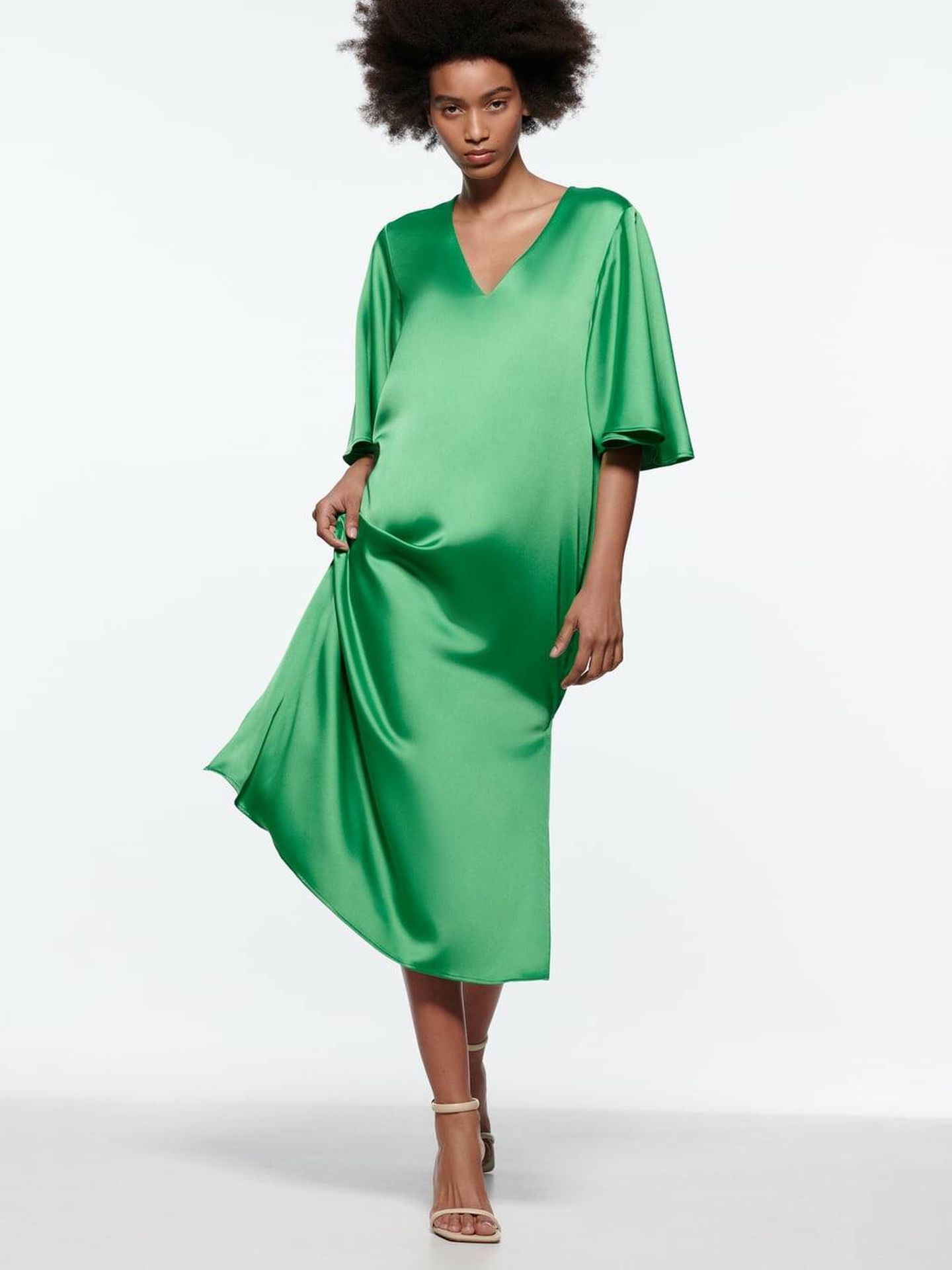 Vestido satinado verde de novedades. (Zara/Cortesía)