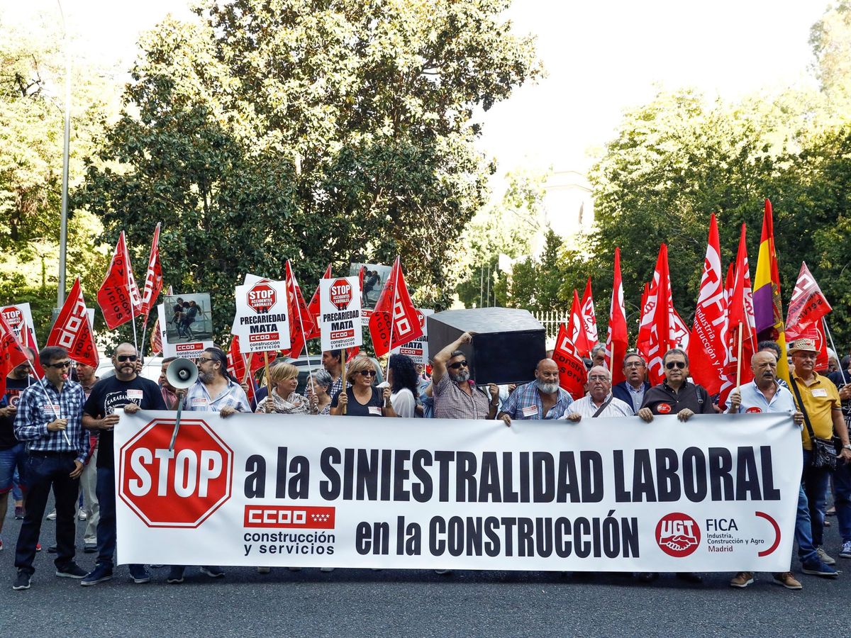 Foto: Manifestación de trabajadores de la construcción por la alta siniestralidad laboral en el sector. (EFE)