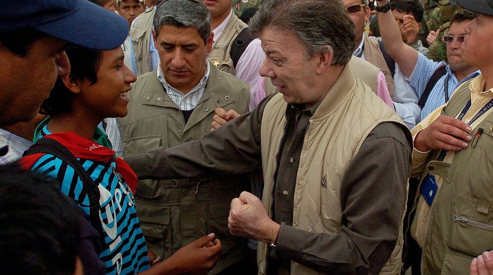 Juan Manuel Santos, en una visita a Toribio en 2012 (Efe)
