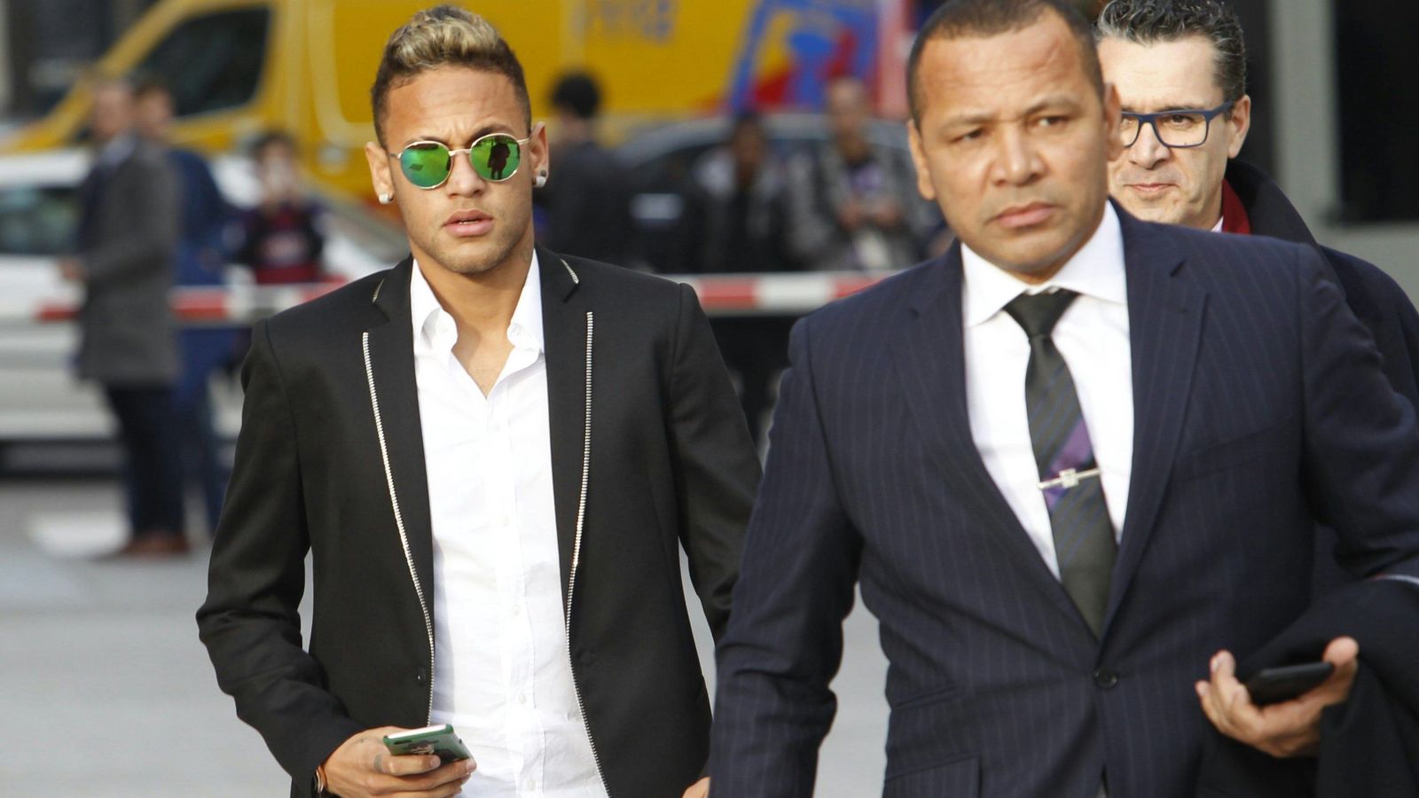 Foto: Neymar, a su llegada a la Audiencia junto a su padre y sus abogados. (Cordon Press)