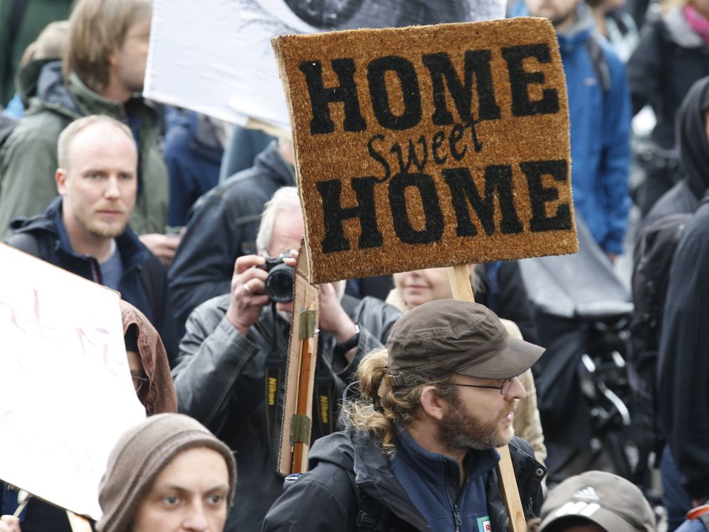 Foto: Manifestantes durante una protesta contra las subidas en los precios del alquiler, en Berlín, el 14 de abril de 2018. (Reuters)