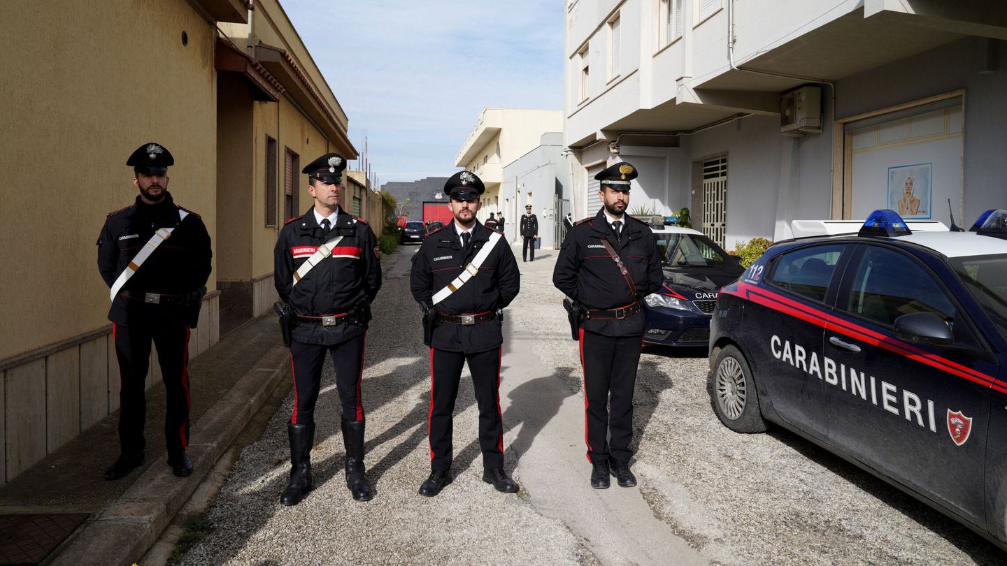 Agentes de los Carabineros al lado del apartamento en Campobello di Mazara donde se escondía Matteo Messina Denaro. (Reuters/Antonio Parrinello)