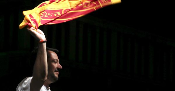 Foto: Salvini agita una bandera en un mitin de 2015. (Reuters)