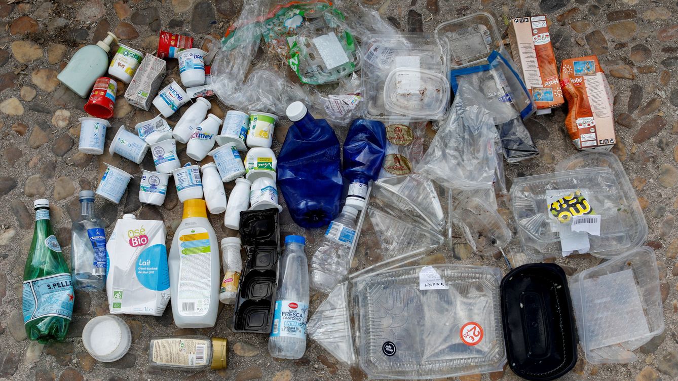 Foto: Una semana de plástico recogida por la familia de Gaspar Antuna en Madrid. (Reuters/Paul Hanna)