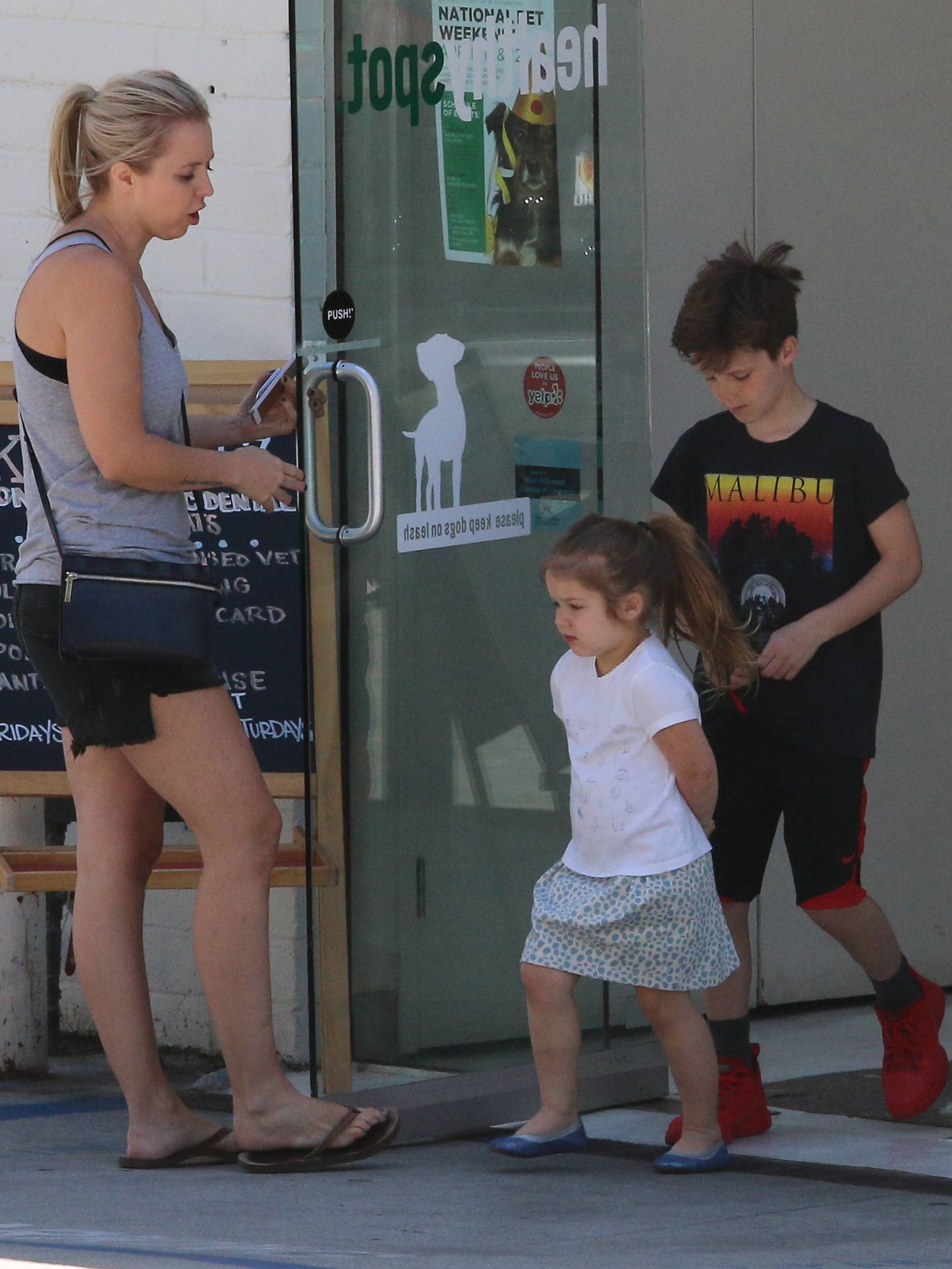 Cruz y Harper Seven Beckham en Beverly Hills con su nanny. (Gtres)