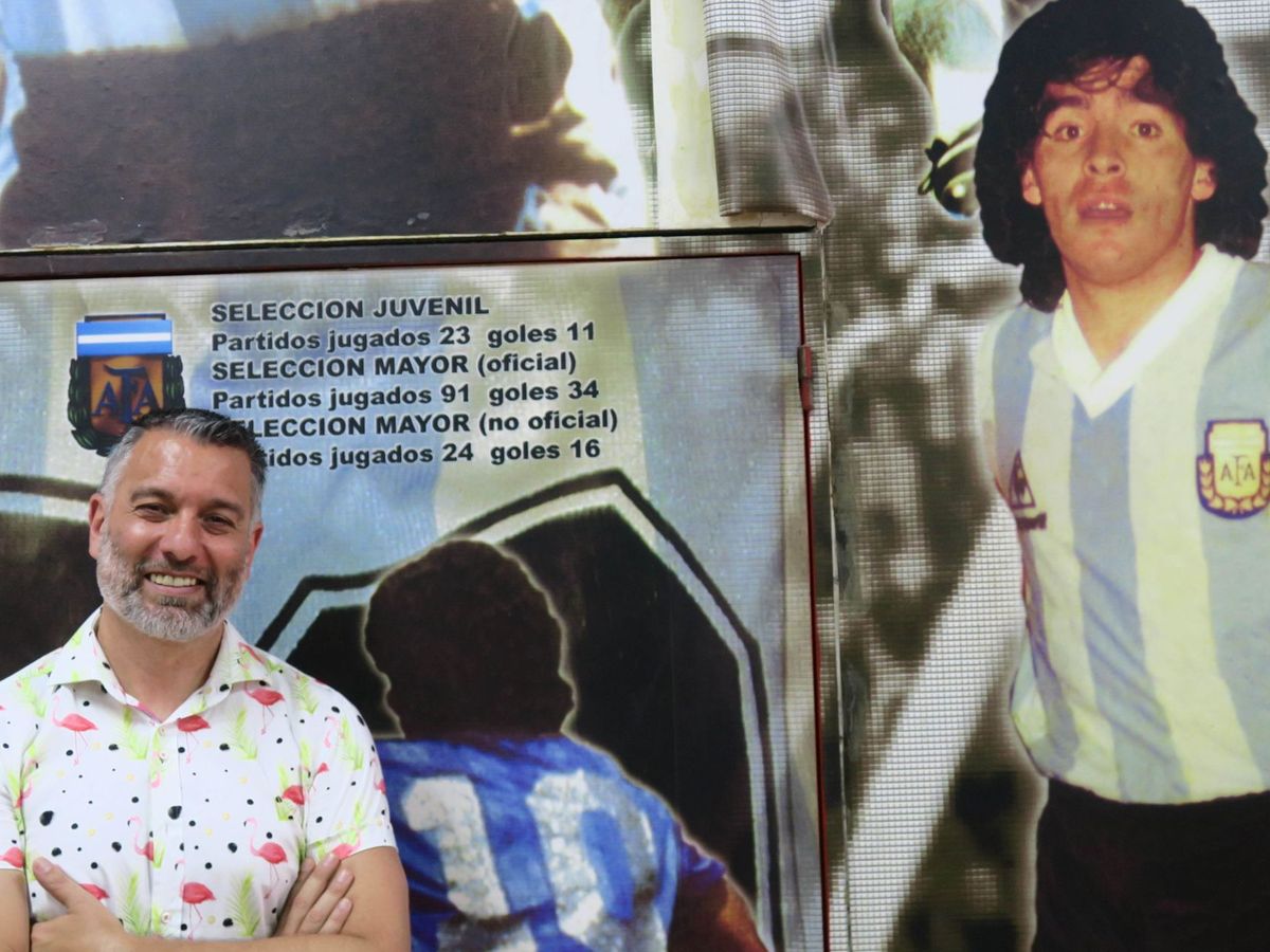 Foto: Guillem Balagué posa junto a una imagen de Maradona. (EFE)