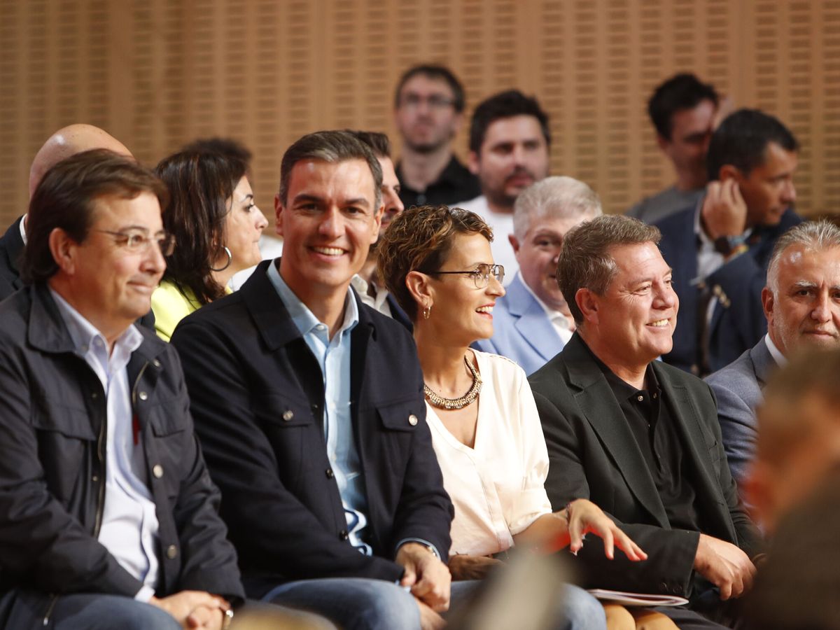 Foto: El presidente del Gobierno, Pedro Sánchez, acompañado de varios presidentes autonómicos. (EFE/Javier Belver)
