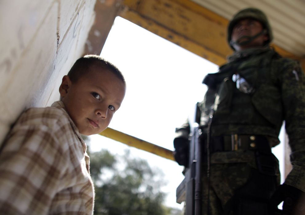 Foto: Un niño permanece junto a un soldado en San Fernando, en el estado mexicano de Tamaulipas. (Reuters)