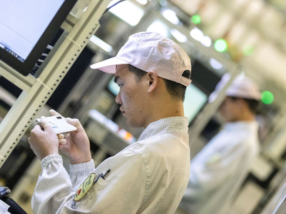 Foto: Un empleado en una fábrica de Huawei en Dongguan, China. (EFE)