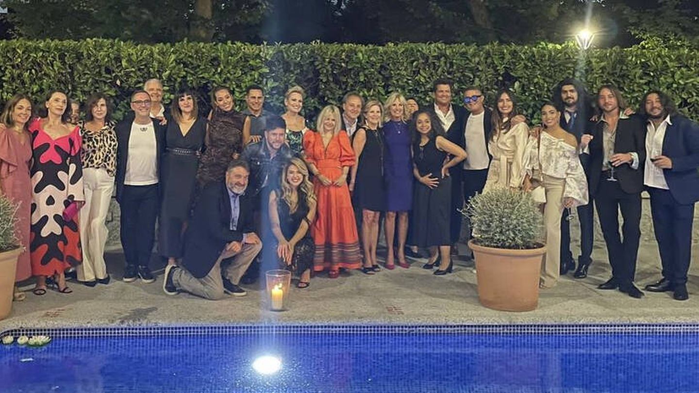 Foto de familia de los invitados a la fiesta. (Instagram/@carlosvives)