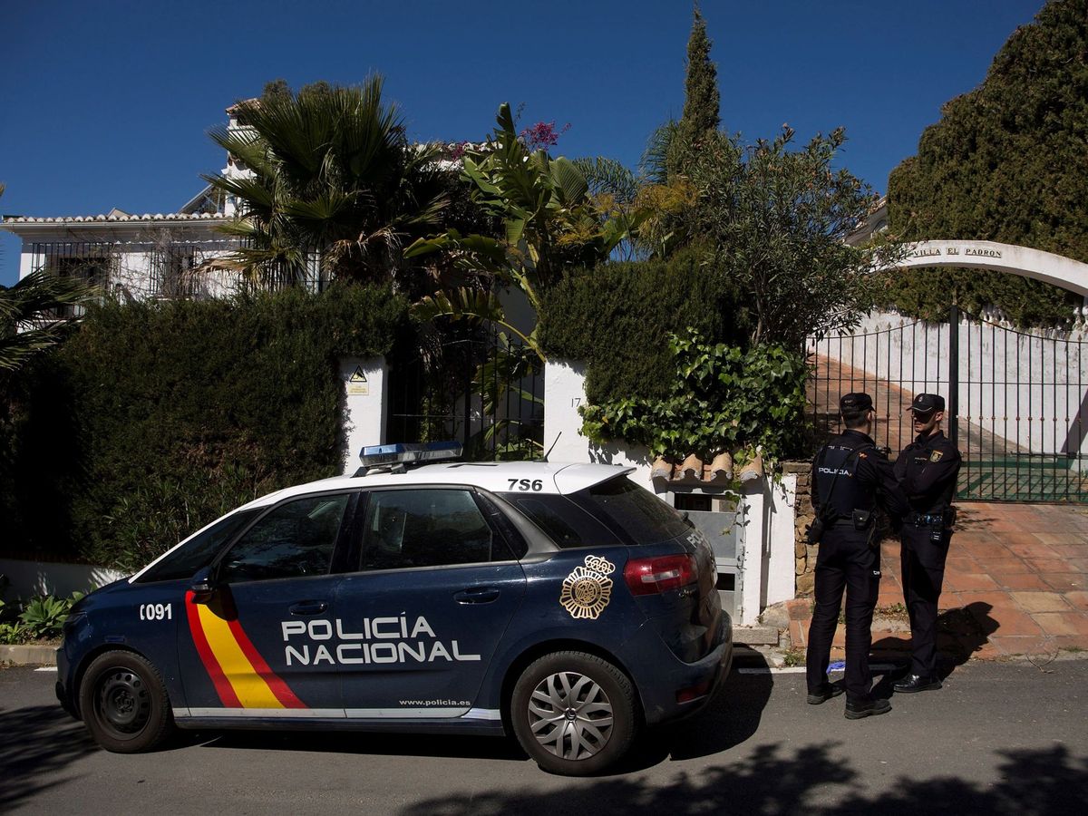 Foto: Un coche de Policía en Estepona en una imagen de archivo. (EFE)