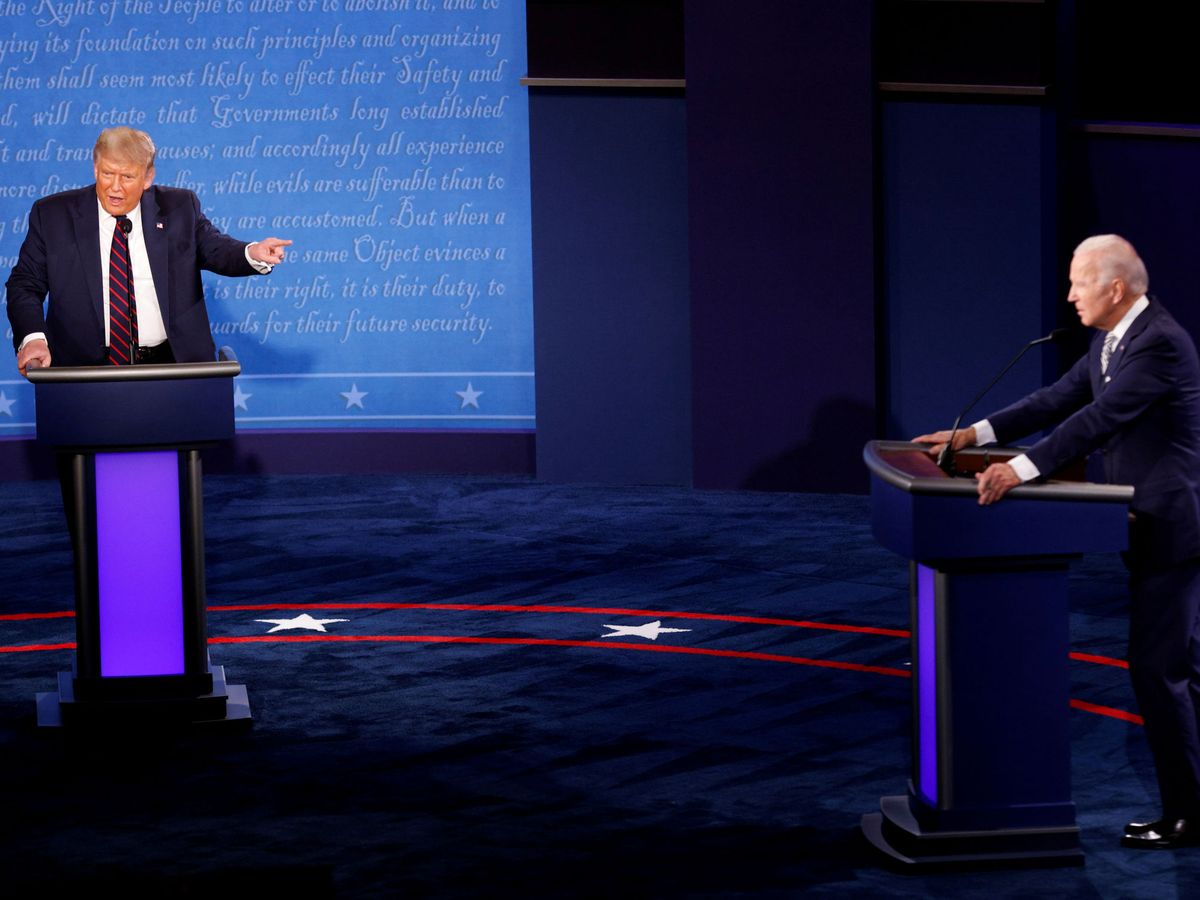 Foto: Donald Trump (i) y Joe Biden, durante su primer debate de campaña. (Reuters)
