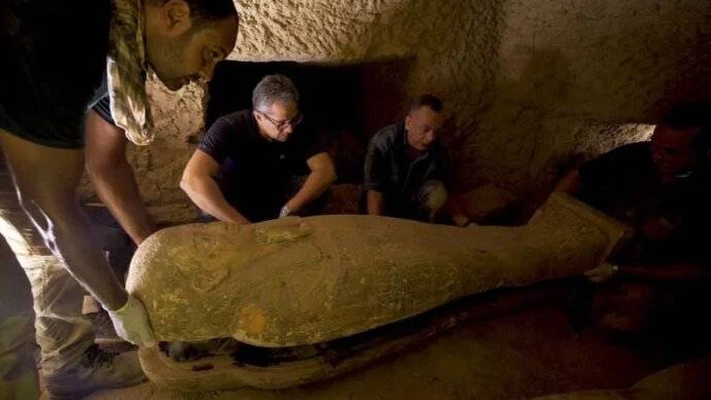 Apertura de uno de los sarcófagos. Foto: Ministerio de Turismo y Antigüedades de Egipto