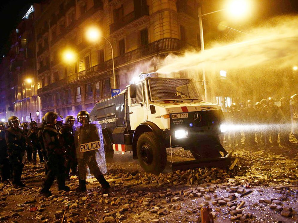 Foto: El camión recorre las calles de Barcelona. (EFE)