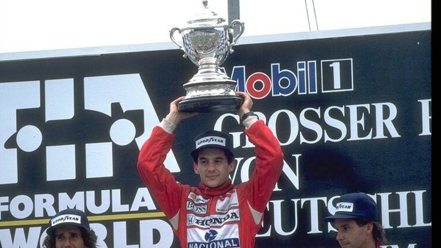 Ayrton Senna levanta el título. (Imagen de archivo)