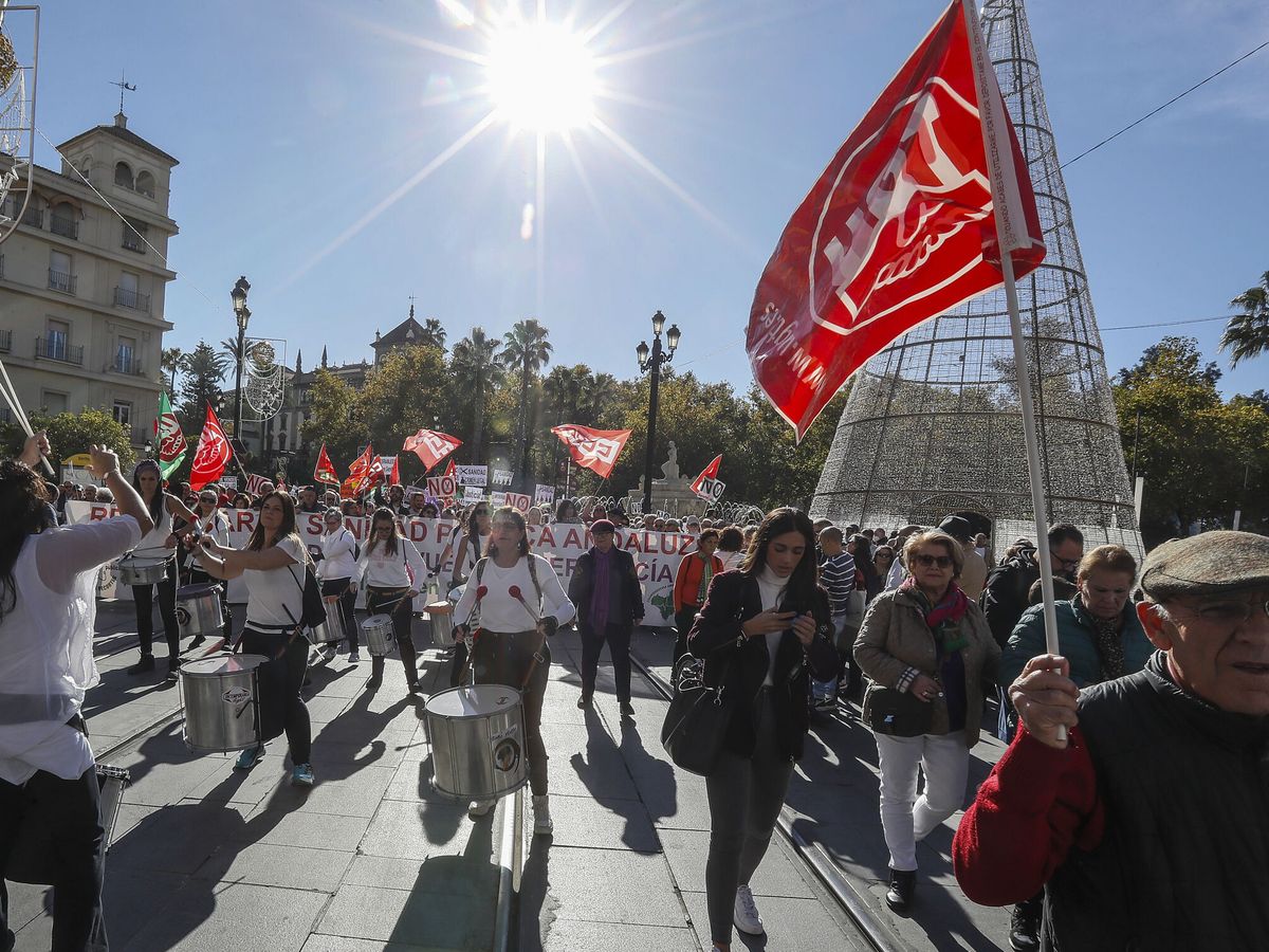 Foto: La manifestación en defensa de la sanidad pública a su paso por la Puerta de Jerez de Sevilla. (EFE / José Manuel Vidal)