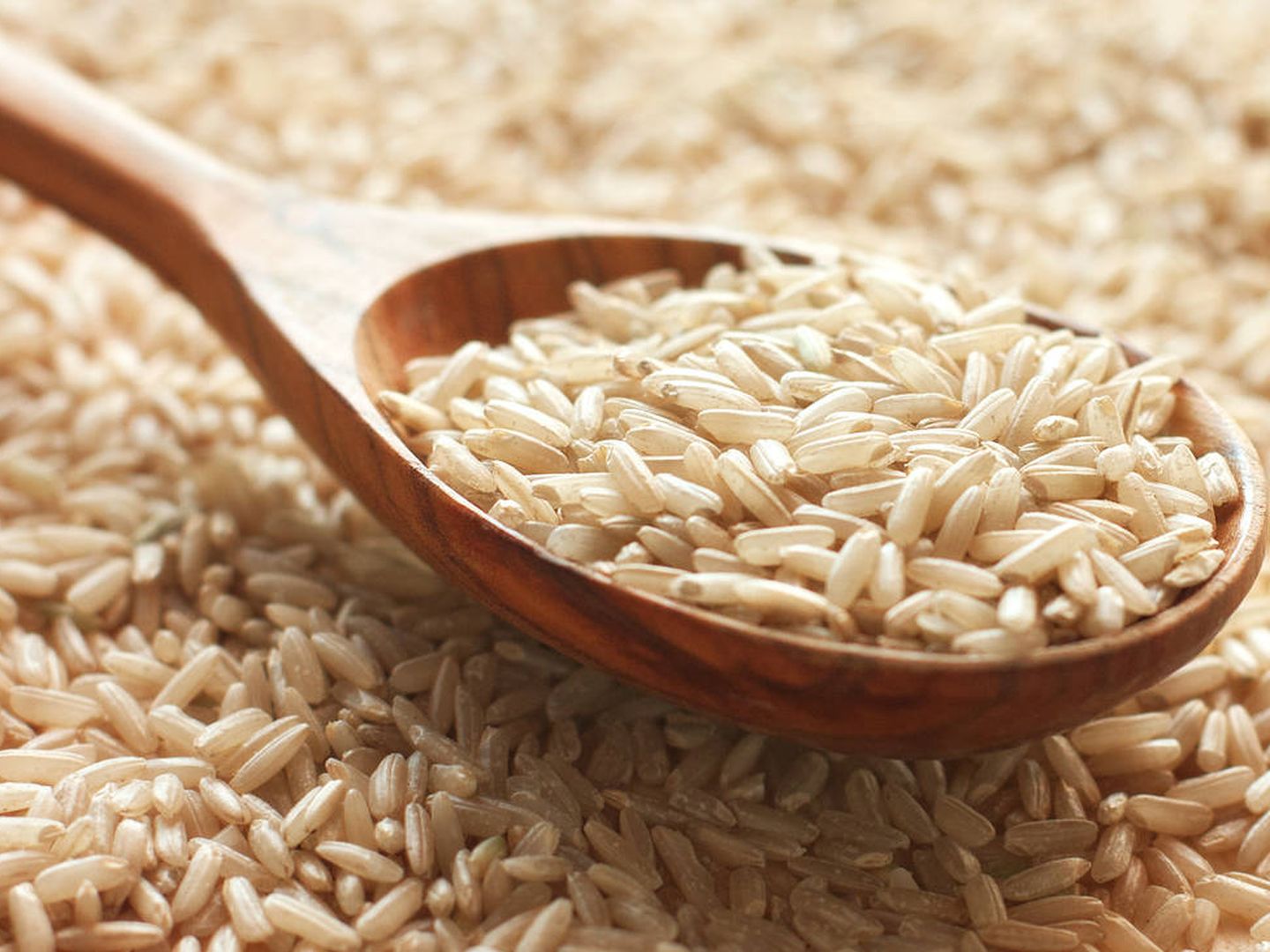 El arroz integral se conserva peor, pero es más rico en nutrientes