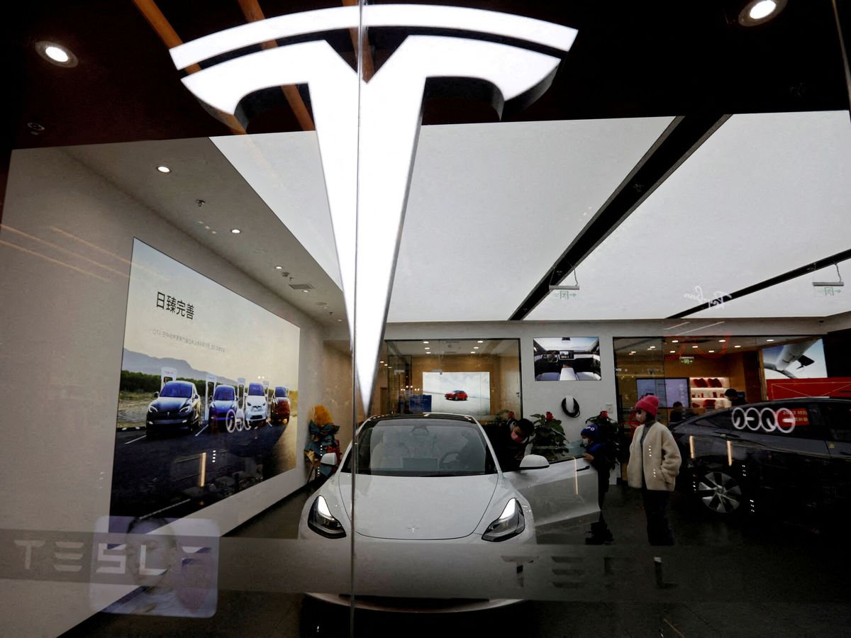 Foto: Concesionario con el Tesla Model 3. (Reuters)