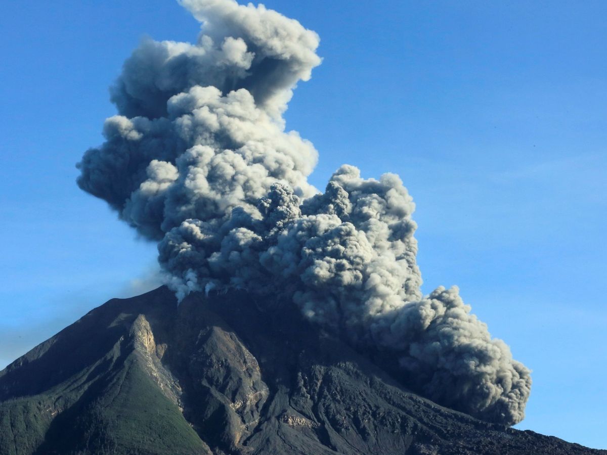 Foto: Un volcán indonesio expulsa columna de ceniza y humo. Foto: EFE EDY REGAR