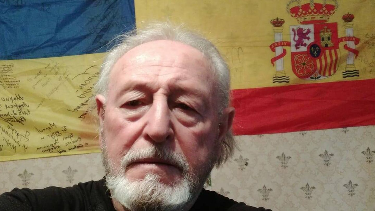Mario García, con las banderas de Ucrania y España, en su apartamento de Jersón. 