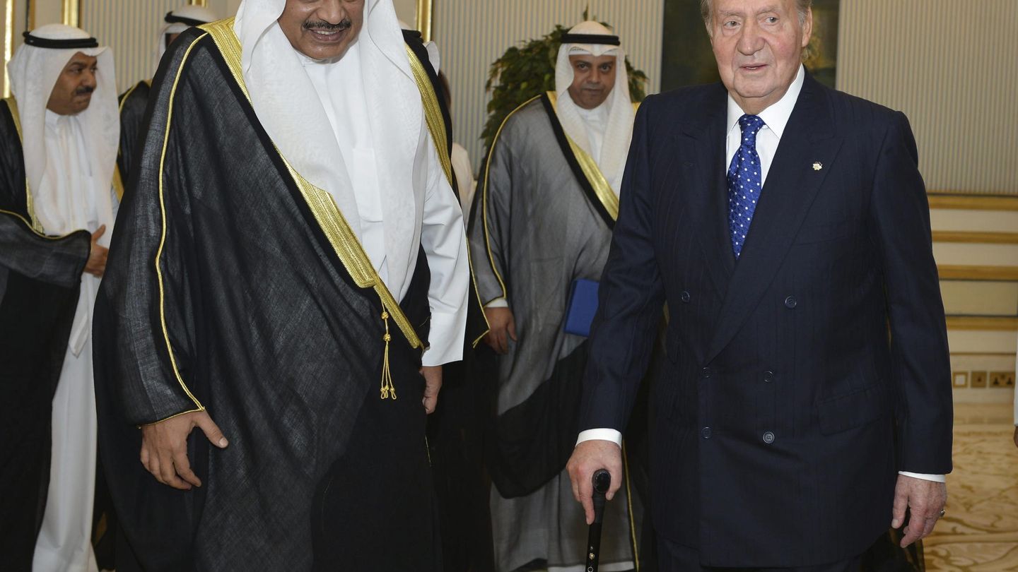 El rey Juan Carlos I, recibido por el viceprimer ministro y titular de Exteriores kuwaití, el jeque Sabah Jaled Al-Hamad, en abril de 2014. (EFE)