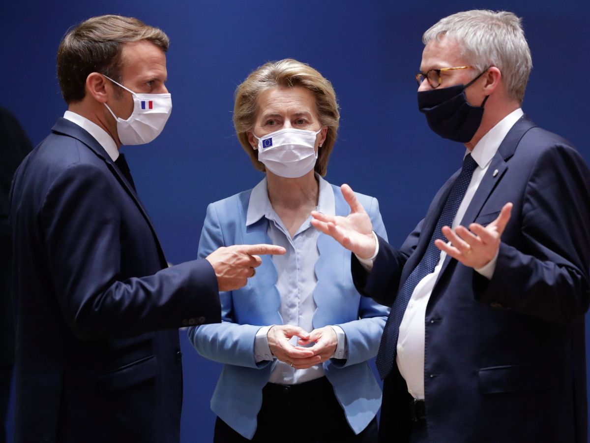 Foto: El presidente francés, Emmanuel Macron (i), conversa con la presidenta de la Comisión Europea, Ursula von der Leyen (c), y con el secretario general, Jeppe Tranholm Mikkelsen. (EFE)