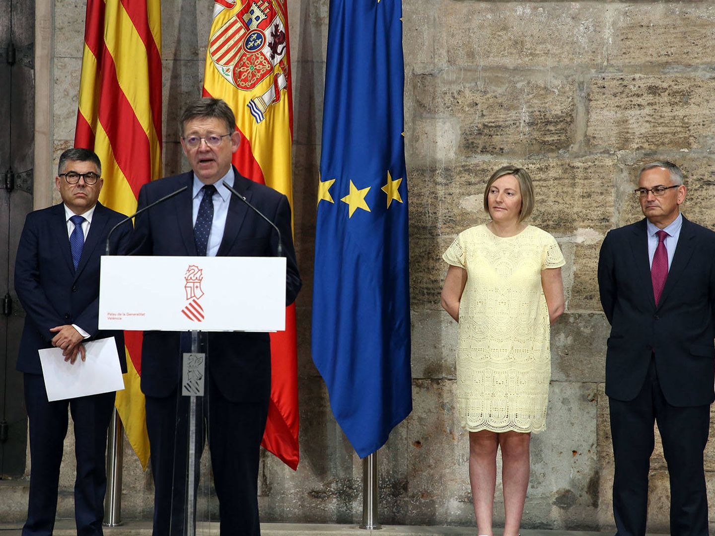 Ximo Puig, con el delegado del Gobierno, Juan Carlos Fulgencio, la consellera de Vivienda, María José Salvador y el nuevo comisionado del Corredor Mediterráneo, Josep Vicent Boira. (GVA)
