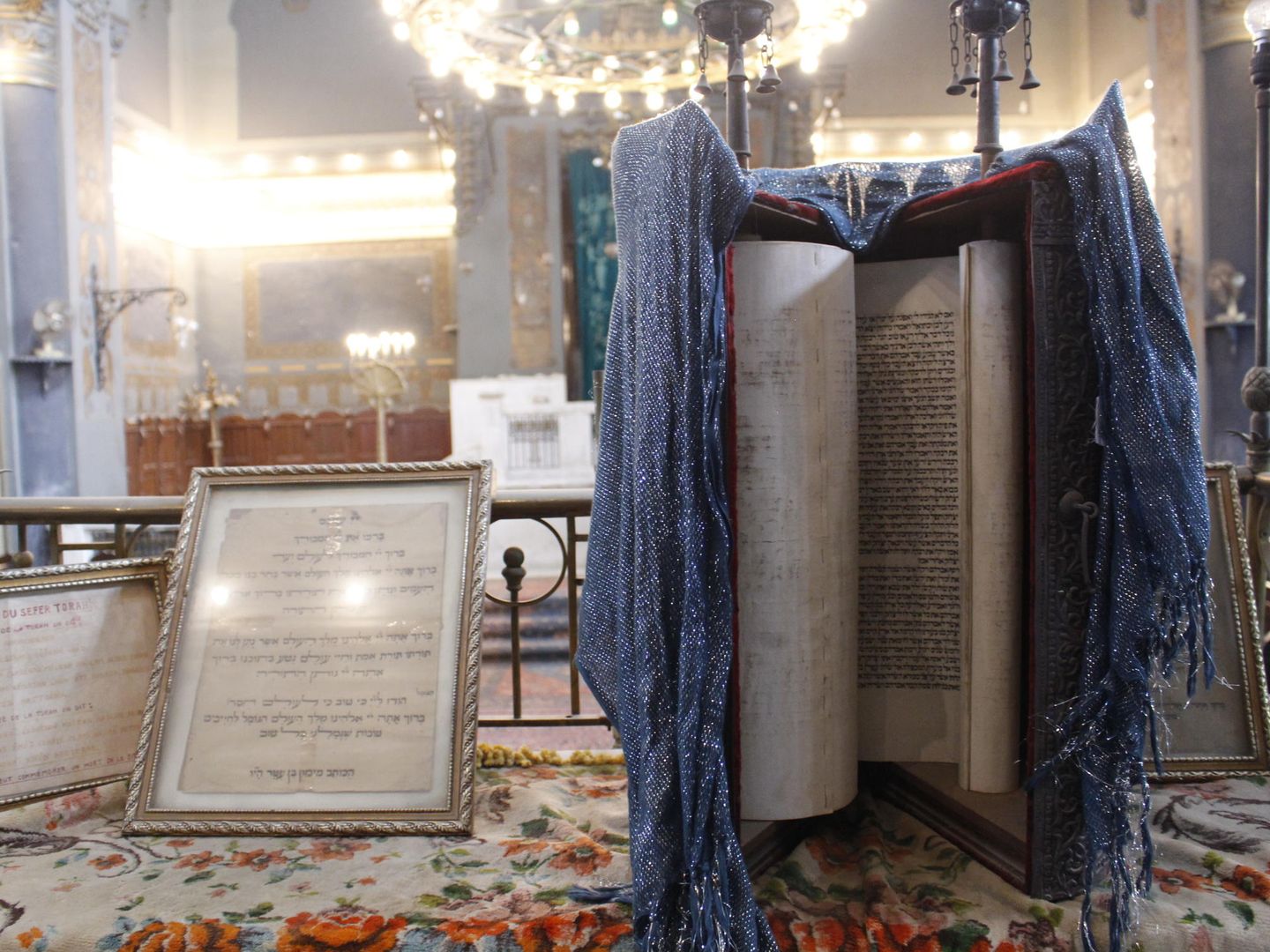 La Torá preside la sinagoga de Sha'ar Hashamayim, ahora vacía (Foto: A. Arena).