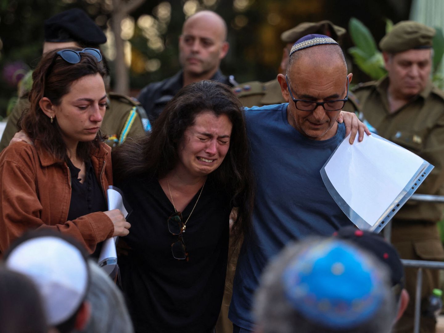Familiares de Ili Bar Sade, soldado israelí muerto en los ataques de Hamas contra Tel Aviv. (Reuters/Hadas Parush)