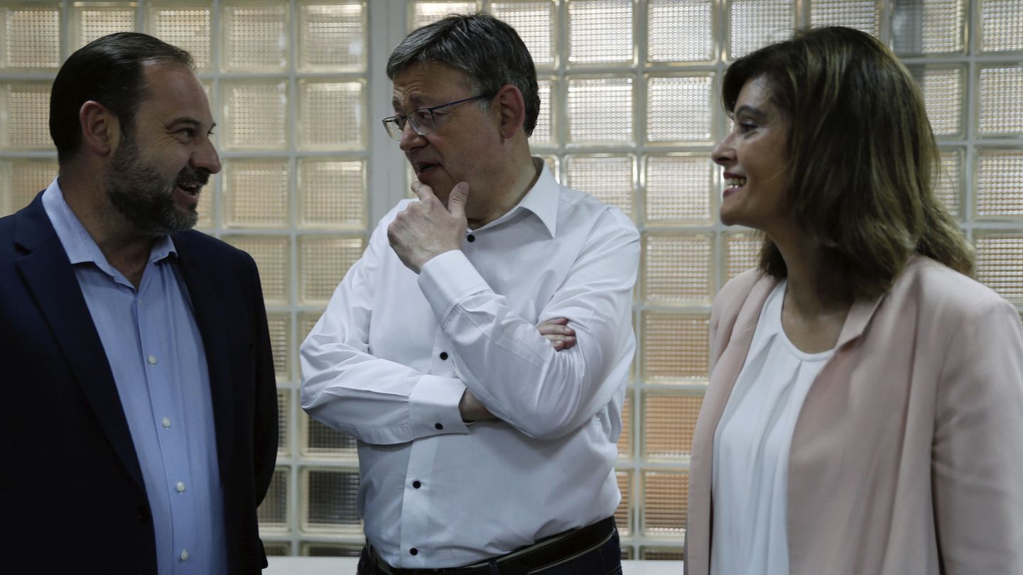Ximo Puig (c), junto a los diputados en el Congreso José Luis Ábalos y Ana Botella. (EFE)