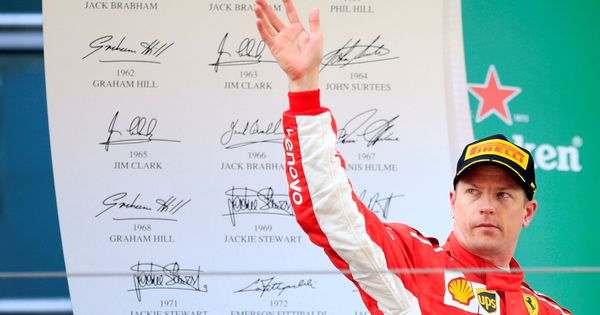 Foto: Kimi Raikkonen, con una mueca y gesto serio, en el podio del Gran Premio de China. (EFE)