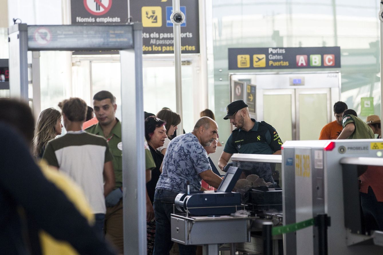 Efectivos de la Guardia Civil trabajan en los accesos a las puertas de embarque del aeropuerto de Barcelona-El Prat. (EFE)