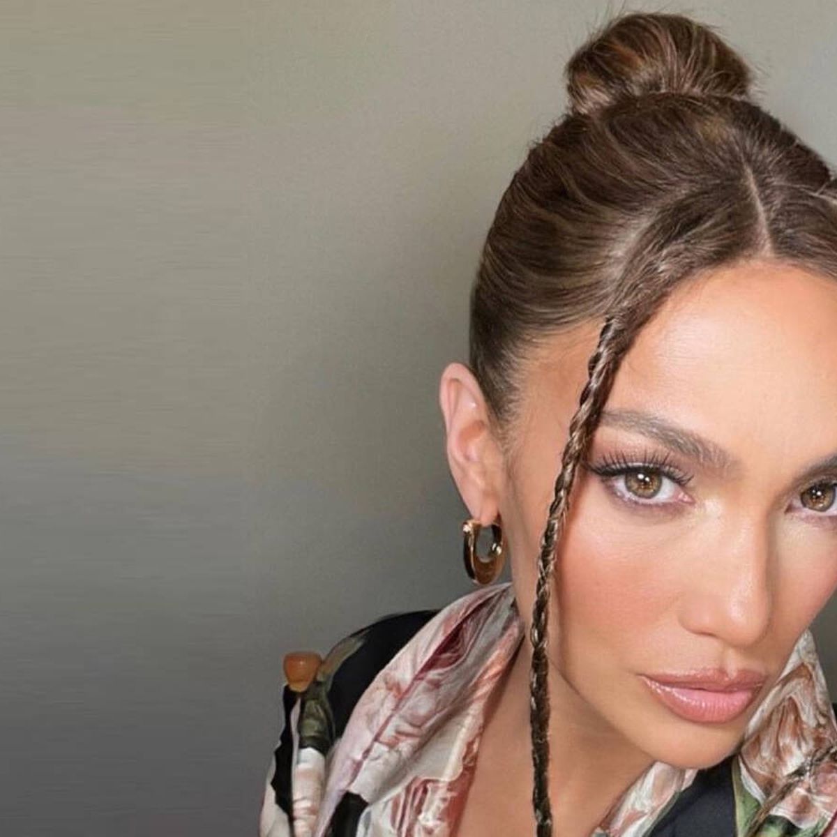 Trenzas de festival más allá de los 50: Jennifer Lopez te enseña cómo