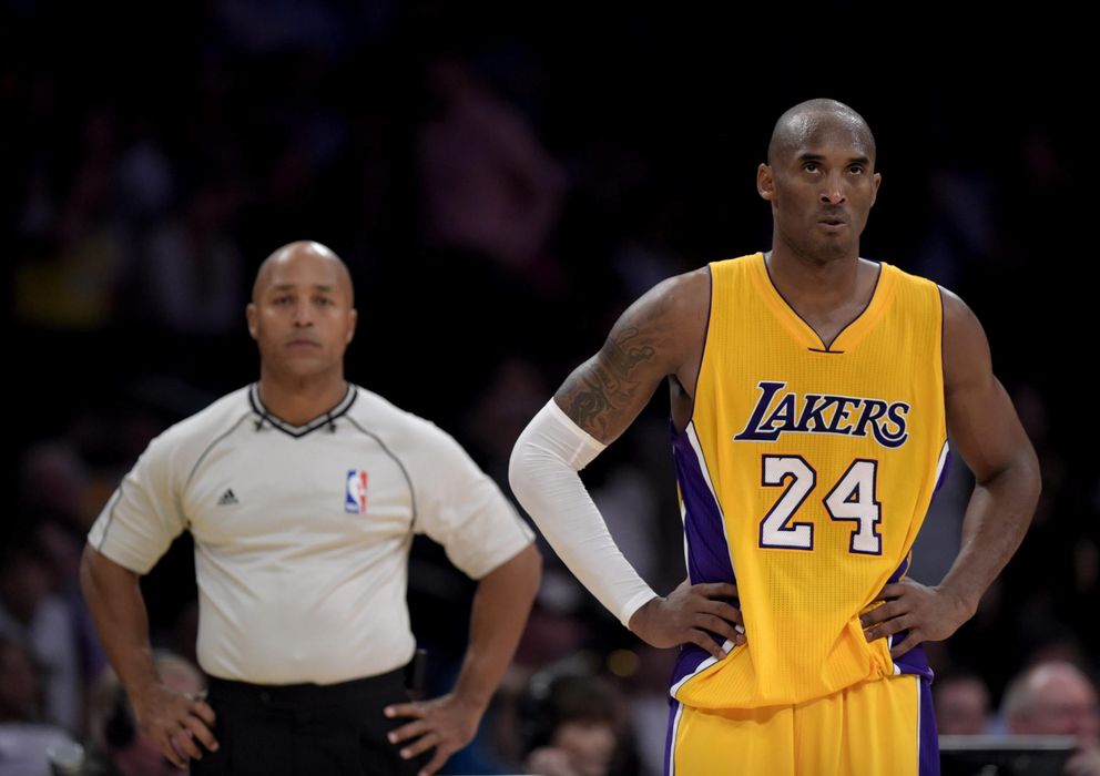 Foto: Kobe, brazos en jarra, durante un encuentro de los Lakers de esta temporada. 