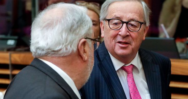 Foto: El presidente de la Comisión Europea, Jean-Claude Juncker (dcha.), conversa con el comisario europeo de Energía y Acción por el Clima, Miguel Arias Cañete. (EFE)
